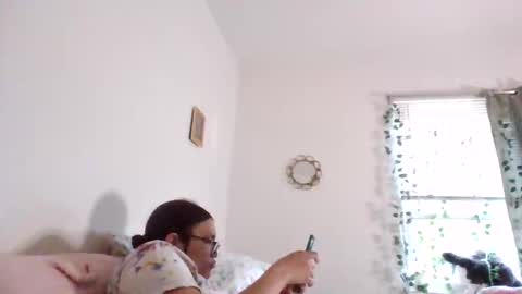 Snapshot of feetnymph chatting on 05-12-26, 11:13 Soley online show from 05-12-26, 11:13