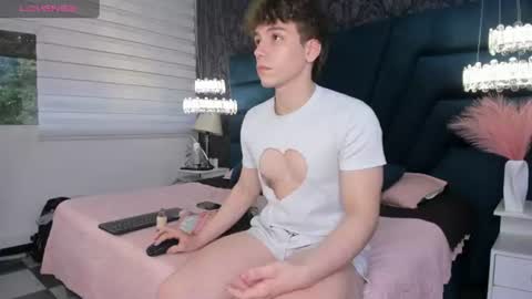Snapshot of femboy_max chatting on 07-03-26, 12:00 Femboy Max online show from 07-03-26, 12:00