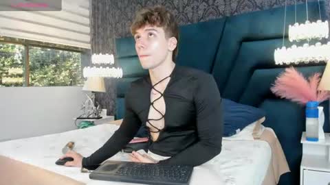 Snapshot of femboy_max chatting on 07-16-26, 12:00 Femboy Max online show from 07-16-26, 12:00