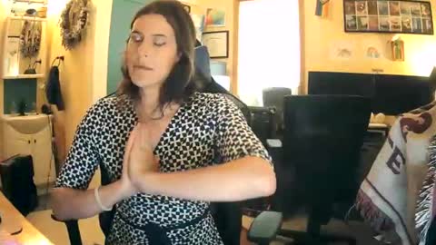 Snapshot of femme_en_fleur chatting on 06-02-26, 05:15 femme_en_fleur online show from 06-02-26, 05:15