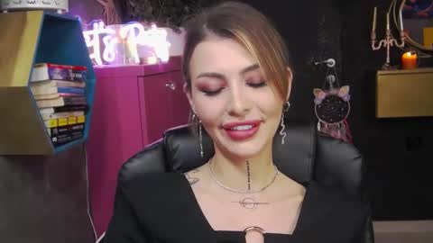 Snapshot of fetishsarah chatting on 02-26-25, 07:38 Sarah online show from 02-26-25, 07:38