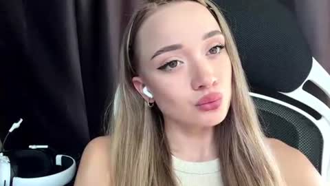 Snapshot of fidelagrantz chatting on 06-18-26, 08:14 Eva online show from 06-18-26, 08:14