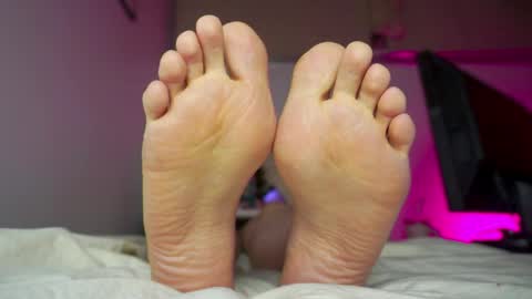 Snapshot of findomfeet_ chatting on 04-24-26, 01:41 Ashley online show from 04-24-26, 01:41