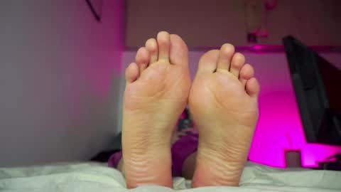 Snapshot of findomfeet_ chatting on 04-28-26, 02:27 Ashley online show from 04-28-26, 02:27