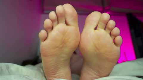 Snapshot of findomfeet_ chatting on 05-08-26, 02:28 Ashley online show from 05-08-26, 02:28