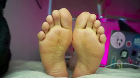 Snapshot of findomfeet_ chatting on 05-08-26, 08:25 Ashley online show from 05-08-26, 08:25