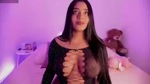 Snapshot of fiorellahecht chatting on 10-16-25, 09:49 mishellehecht online show from 10-16-25, 09:49