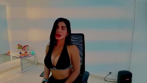 Snapshot of fitnessmommyy chatting on 10-01-25, 04:57 fitnessmommyy online show from 10-01-25, 04:57