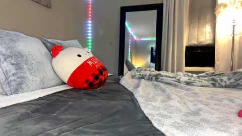 Snapshot of flexyroxxxy chatting on 12-17-24, 11:16 Roxy online show from 12-17-24, 11:16