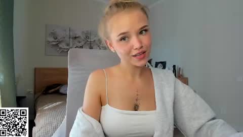 Snapshot of flooora_0 chatting on 07-21-26, 01:41 Mona online show from 07-21-26, 01:41