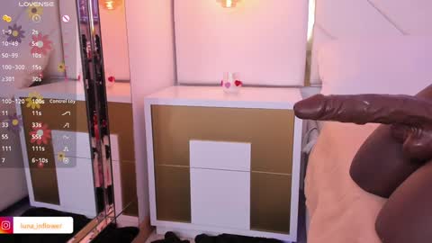 Snapshot of flor_deluna chatting on 01-14-25, 05:45 Luna online show from 01-14-25, 05:45