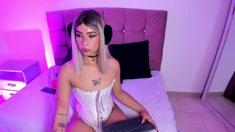Snapshot of flor_pink chatting on 04-17-26, 04:26 Flor online show from 04-17-26, 04:26