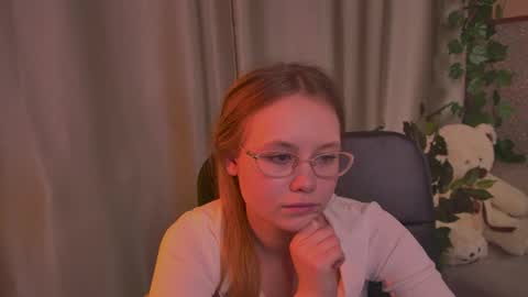 Snapshot of floralarsson chatting on 06-05-26, 06:52 hey there guys im Flora no not the one from WInx. But I love magical stuff and especially I love nature. I dont know I thin online show from 06-05-26, 06:52