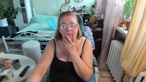 Snapshot of flowerlover8 chatting on 06-17-26, 10:39 Flowerlower online show from 06-17-26, 10:39