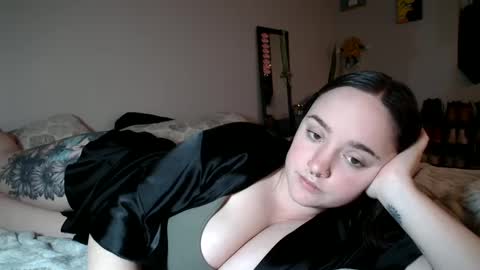 Snapshot of fncollegegrl chatting on 12-24-24, 07:17 Wednesday online show from 12-24-24, 07:17