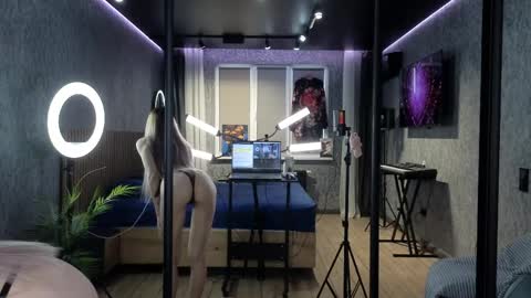Snapshot of fox_eyesavage chatting on 04-15-26, 10:33 Karina and online show from 04-15-26, 10:33