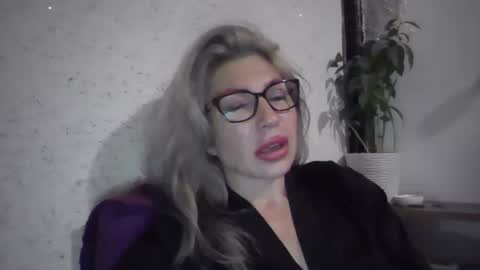 fox_red_lady7 online show from 11-12-25, 08:30