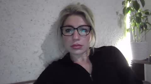 fox_red_lady7 online show from 12-19-25, 08:49