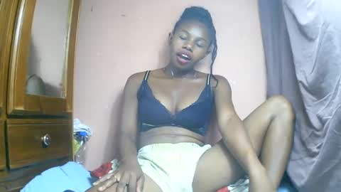 Snapshot of franciefrancie chatting on 03-03-25, 03:09 francilla online show from 03-03-25, 03:09
