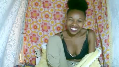 Snapshot of franciefrancie chatting on 10-18-25, 07:20 francilla online show from 10-18-25, 07:20