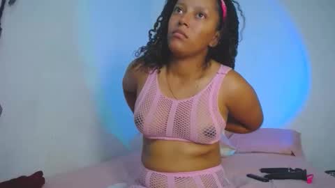 Snapshot of francihot4 chatting on 05-08-26, 01:44 francihot4 online show from 05-08-26, 01:44
