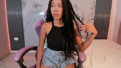 Snapshot of francis_leams chatting on 04-22-26, 03:09 Laura online show from 04-22-26, 03:09