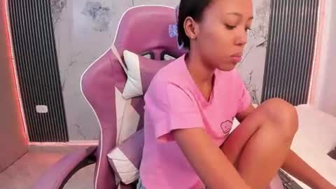 Snapshot of francis_leams chatting on 06-19-26, 07:17 Laura online show from 06-19-26, 07:17