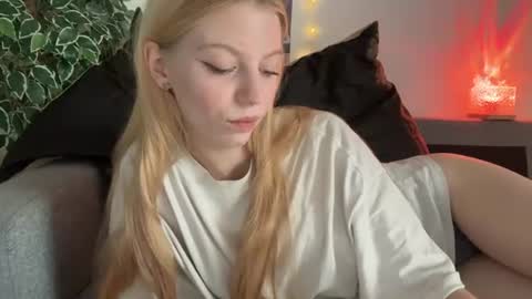 Snapshot of franny_fresh chatting on 07-18-26, 08:18 franny_fresh online show from 07-18-26, 08:18