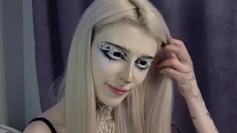 Snapshot of fraulein_mooon chatting on 01-04-25, 05:37 Asya UwU online show from 01-04-25, 05:37