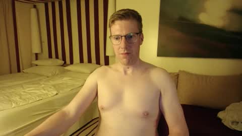 Snapshot of fraxxy chatting on 05-20-26, 12:17 Fraxxy online show from 05-20-26, 12:17