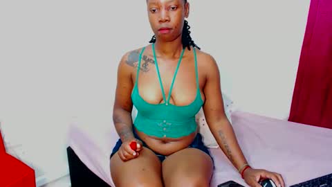 Snapshot of freakyscarlrt00 chatting on 10-19-25, 10:32 FreakyScarlet00 online show from 10-19-25, 10:32