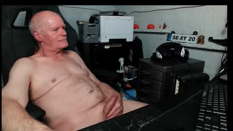 Snapshot of freecamdick chatting on 11-24-25, 01:22 freecamdick online show from 11-24-25, 01:22