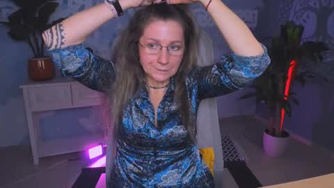 Snapshot of fridatander chatting on 12-20-24, 09:11 Frida Tander online show from 12-20-24, 09:11