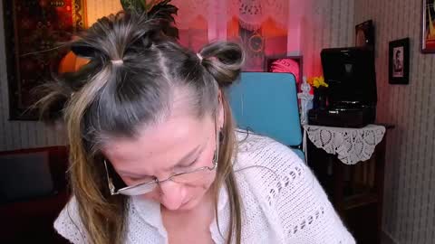 Snapshot of fridatander chatting on 01-31-25, 12:29 Frida Tander online show from 01-31-25, 12:29