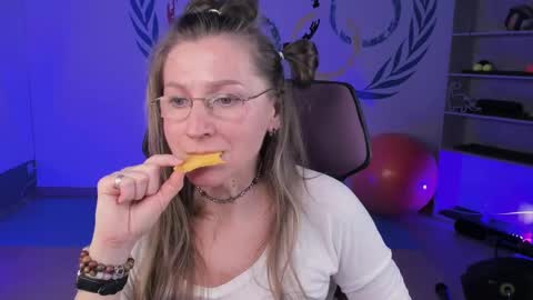 Snapshot of fridatander chatting on 02-10-25, 12:08 Frida Tander online show from 02-10-25, 12:08