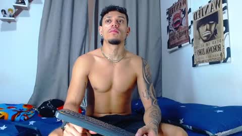 Snapshot of friendsofeverything_ chatting on 07-10-26, 01:03 Adam y pitter online show from 07-10-26, 01:03