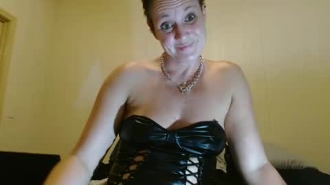 Snapshot of fuckanaries69 chatting on 09-24-25, 02:59 Aries69 online show from 09-24-25, 02:59