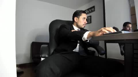 SERGIO THE SEX LAWYER online show from 10-28-25, 09:17