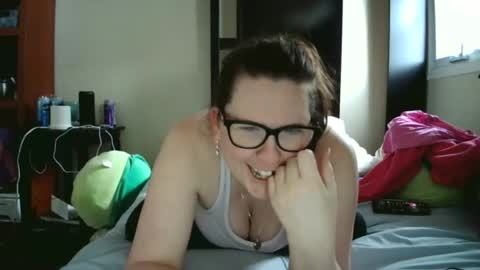Snapshot of fuzzypeaches87 chatting on 04-19-26, 05:45 fuzzypeaches87 online show from 04-19-26, 05:45