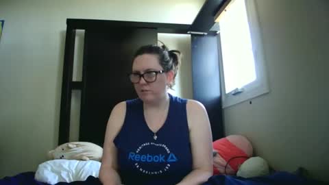 Snapshot of fuzzypeaches87 chatting on 04-26-26, 04:04 fuzzypeaches87 online show from 04-26-26, 04:04