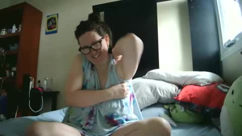 Snapshot of fuzzypeaches87 chatting on 04-29-26, 04:22 fuzzypeaches87 online show from 04-29-26, 04:22