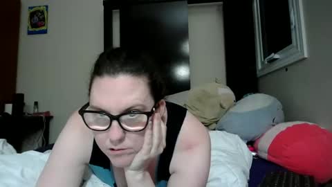 Snapshot of fuzzypeaches87 chatting on 05-13-26, 04:43 fuzzypeaches87 online show from 05-13-26, 04:43