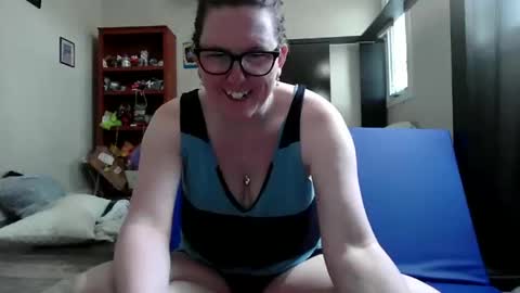 Snapshot of fuzzypeaches87 chatting on 05-17-26, 07:43 fuzzypeaches87 online show from 05-17-26, 07:43