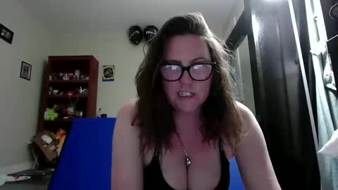 Snapshot of fuzzypeaches87 chatting on 05-19-26, 11:22 fuzzypeaches87 online show from 05-19-26, 11:22