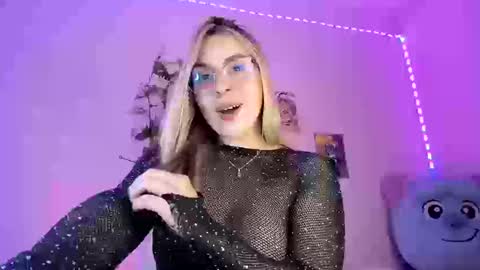 Snapshot of gaby_vandriel chatting on 09-17-25, 12:01 GABRIELA online show from 09-17-25, 12:01