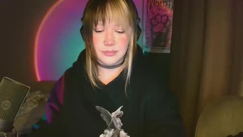 Snapshot of gamergirl01 chatting on 12-21-25, 11:39 Alex brb in 2 hours online show from 12-21-25, 11:39
