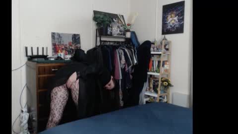 Snapshot of gangbangxxxgirl chatting on 10-18-25, 10:27 HOT online show from 10-18-25, 10:27