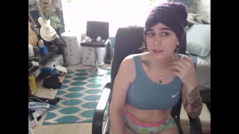 Snapshot of garthvoncoole chatting on 11-17-25, 04:35 HarperxLotus online show from 11-17-25, 04:35