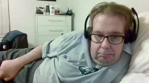 Snapshot of garyg930 chatting on 10-06-25, 01:25 Gary online show from 10-06-25, 01:25