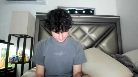 Snapshot of gayndepressed chatting on 06-11-26, 12:32 Trace online show from 06-11-26, 12:32